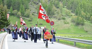 Die Gastgeberin "T&auml;schalp" f&uuml;hrt den Umzug an.