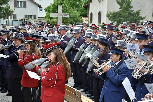 Gesamtspiel auf dem Kirchplatz.