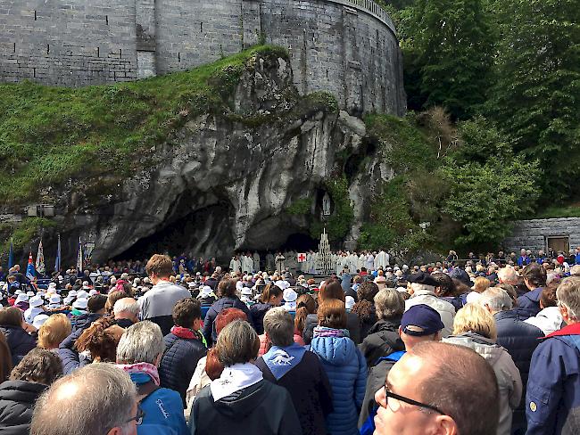 Den Höhepunkt der Lourdes-Wallfahrt bildet jeweils der Gottesdienst vor der Erscheinungsgrotte.