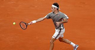 Vierj&auml;hrige Abwesenheit. Die R&uuml;ckkehr nach Paris ist gegl&uuml;ckt: Roger Federer gewinnt sein Auftaktspiel problemlos.