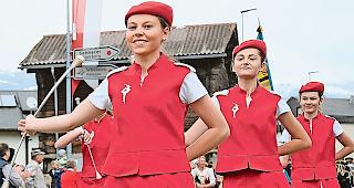 Strassenparade. Die Majoretten aus Brig.