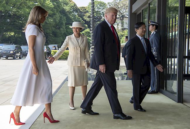 Donald Trump und seine Ehefrau Melania sind am Montag in Tokio von Kaiser Naruhito und dessen Frau Masako feierlich empfangen worden.