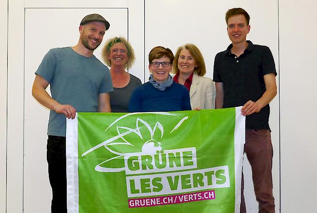 Der neue Vorstand der Grünen Oberwallis mit (von links) Michael Knubel, Maggie Loretan, Brigitte Wolf, Astrid Zimmermann und Aaron Heinzmann. Es fehlt Peter Kälin.