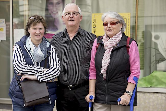 Bernarda Guntern (44), Glis, Hugo (69) und Madlen Zenklusen (69), Naters.