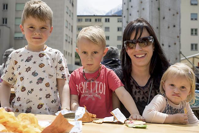 Lenny (5), Yaron (3), Ellen (2) und Carmen Summermatter (32), Naters.