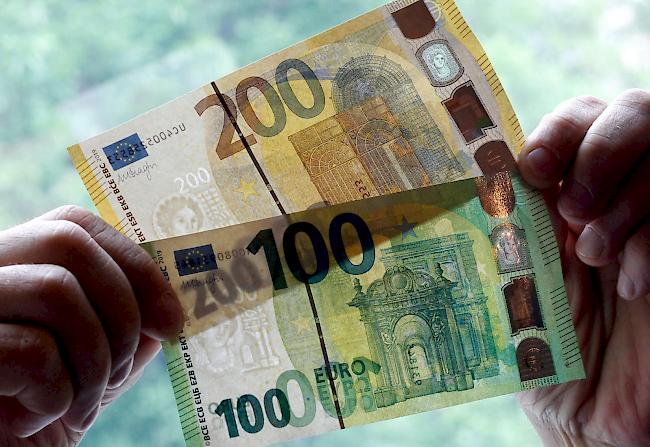 Die neuen 100- und 200-Euro-Banknoten mit besseren Sicherheitsmerkmalen sind seit Dienstag im Umlauf.
