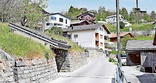 In &laquo;Gr&auml;chmatten&raquo; in Guttet-Feschel wird die Strasse  verbreitert und ein Parkhaus (im Bild links) gebaut.