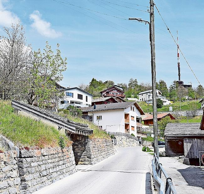 In «Grächmatten» in Guttet-Feschel wird die Strasse
verbreitert und ein Parkhaus (im Bild links) gebaut.