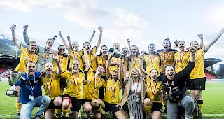 Ein echter Triumph, das Frauenteam des FC Brig-Glis als Walliser Cupsieger 2019.