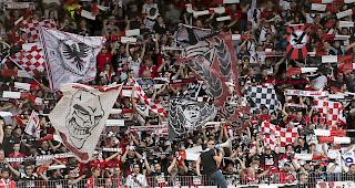 Jubelnde Aarau-Fans, die Zukunft in der Super League kann geplant werden.