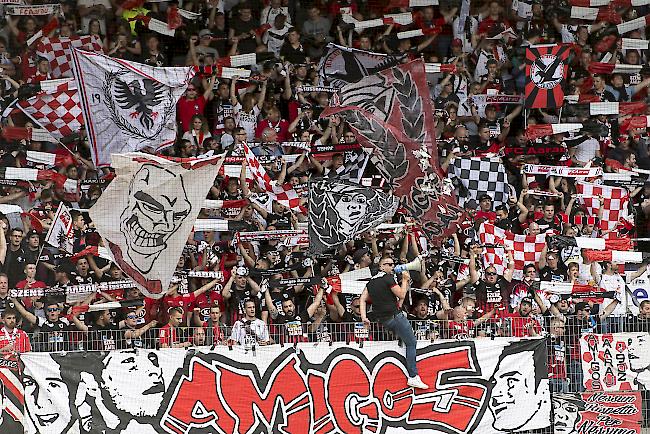 Jubelnde Aarau-Fans, die Zukunft in der Super League kann geplant werden.