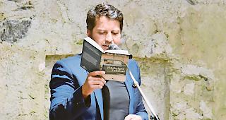 &Uuml;berrascht. Rolf Hermann &ndash; hier bei einer Lesung aus &shy;&laquo;Fl&uuml;chtiges Zuhause&raquo; im Schloss Leuk. 