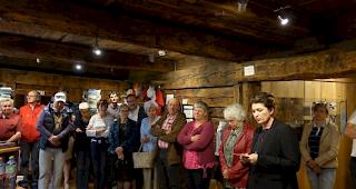 Das interessierte Publikum folgte am Samstag den Ausf&uuml;hrungen der Kuratorin
Patricia Meyer anl&auml;sslich der Vernissage Ausstellung 750 Jahre Pfarrei Sankt Gotthard.