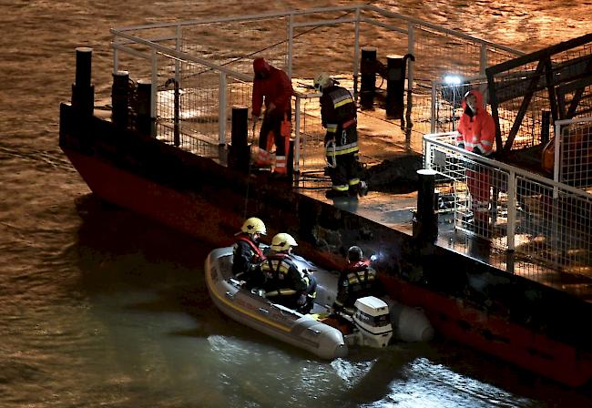 Vier Tage nach dem schweren Schiffsunglück auf der Donau in Budapest mit mindestens sieben Toten ist der Kapitän des Flusskreuzfahrtschiffs "Viking Sigyn" für einen 30-Tage-Zeitraum verhaftet worden.