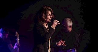 Sina und die Brass Band L&ouml;tschental verw&ouml;hnten am Freitagabend 650 Mitglieder der Raiffeisenbank Gampel-Raron mit Auftritten vom feinsten.