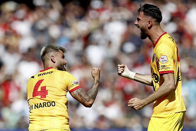 Grosse Wende. Pietro Di Nardo und Kemal Ademi bleiben mit Neuenburg Xamax in der Super League. Foto Keystone