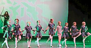 Tanznachwuchs. Die kleinen T&auml;nzerinnen entf&uuml;hrten das Publikum in eine bunte, farbenfrohe M&auml;rchenwelt.