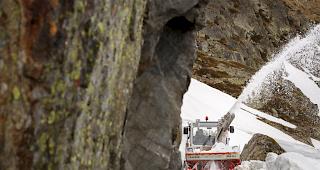Schneer&auml;umung entlang der Passstrasse am Grossen St. Bernhard.