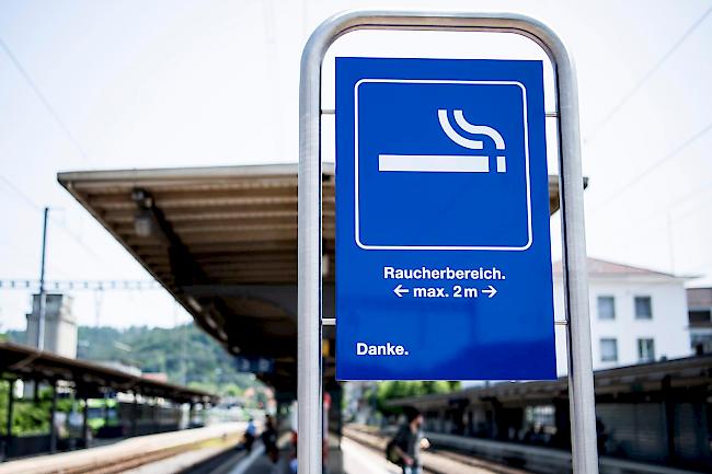 Markierte Bereiche. Als Erste wurden am Dienstag die Berner Bahnhöfe Burgdorf, Lyssach, Hindelbank und Schönbühl mit Raucherzonen ausgerüstet.