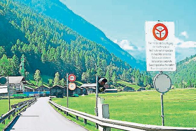 Eine SVP-Motion fordert für die Strasse nach Zermatt zwei Galerien.