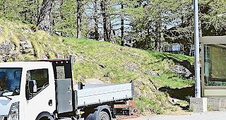 Auf dem Parkplatz in Saas-Fee fehlen nach wie vor die Parkverbotsschilder an den Strassenlaternen.