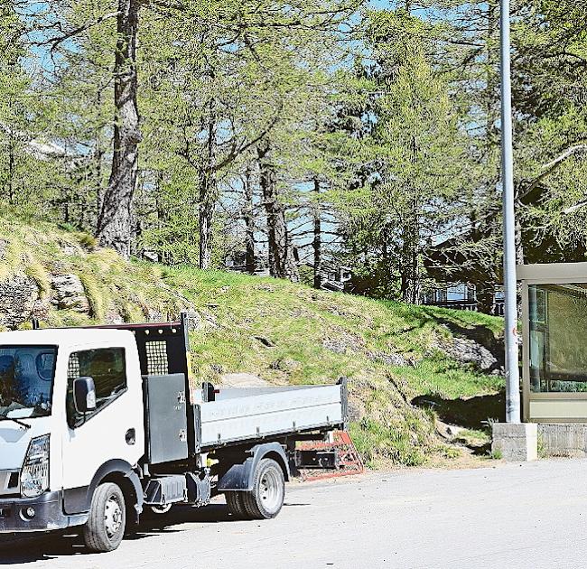 Auf dem Parkplatz in Saas-Fee fehlen nach wie vor die Parkverbotsschilder an den Strassenlaternen.