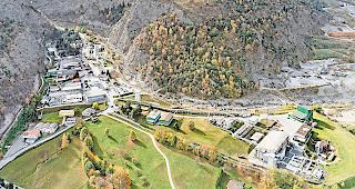 Riesengross. Die Soci&eacute;t&eacute; Suisse des Explosifs verf&uuml;gt &uuml;ber ein Areal, das 600&thinsp;000 Quadratmeter betr&auml;gt und sich ins Nanztal hinein schl&auml;ngelt.