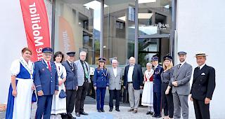 Stolz. Anton Nanzer (l.) und Alphons Epiney inmitten der &laquo;Models&raquo;, die die ehemaligen und aktuellen Uniformen und Kleidungsst&uuml;cke der Belalp pr&auml;sentierten.