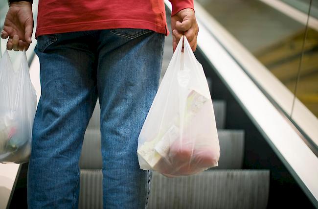 Rückgang. Die Konsumenten greifen immer weniger auf Einweg-Plastiksäcke zurück.
