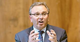 Unaufgeregt. Staatsrat Roberto Schmidt hofft auf punktuelle Anpassungen der geplanten 380-kV-Leitung.Foto WB/Andrea Soltermann