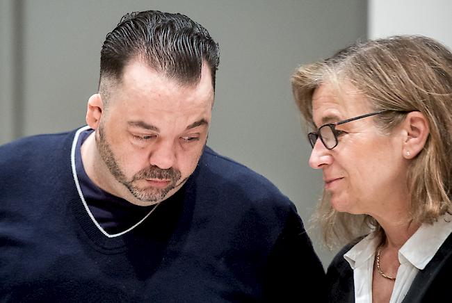 Das Landgericht Oldenburg hat den Ex-Pfleger Niels Högel wegen Mordes in 85 Fällen zu einer lebenslangen Haftstrafe verurteilt.