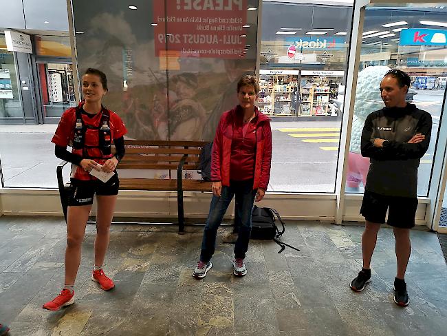 Letzte Instruktionen. Sabine Kuonen und Viktor Röthlin mit der Marathon-Geschäftsführerin Andrea Schneider (Mitte).
