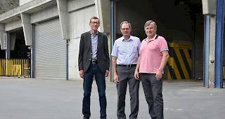 Energieproduktion. Der ehemalige GVO-Pr&auml;sident Bruno Lochmatter, KVA-Betriebsleiter Kurt Ruppen und der neue GVO-Pr&auml;sident Rolet Gruber pr&auml;sentierten die Umbaupl&auml;ne f&uuml;r die Kehrichtverbrennungsanlage in Gamsen (v.l.).