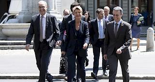 <b>Vorl&auml;ufig keine Unterzeichnung.</b> Die Bundesr&auml;te Parmelin, Keller-Suter und Cassis auf dem Weg an die Medienkonferenz, an welcher sie dar&uuml;ber informierten, das InstA vorerst nicht zu unterzeichnen.