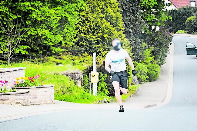 Angriff. Sturmlauf auf zwei Journalisten. Das Bild wurde kurz vor der Attacke gemacht. Beim Angreifer soll es sich um einen 19-jährigen Deutschen handeln, der im Oberwallis seine Lehre absolviert. 