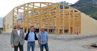 Verantwortlich. Bei&nbsp; Bernard Vogel (Pr&auml;sident EHC Betriebs AG), Daniel Bregy (Generalunternehmer) und Armand Burgener (Co-Pr&auml;sident EHC Raron) steigt die Vorfreude auf den Er&ouml;ffnungstermin.&nbsp;