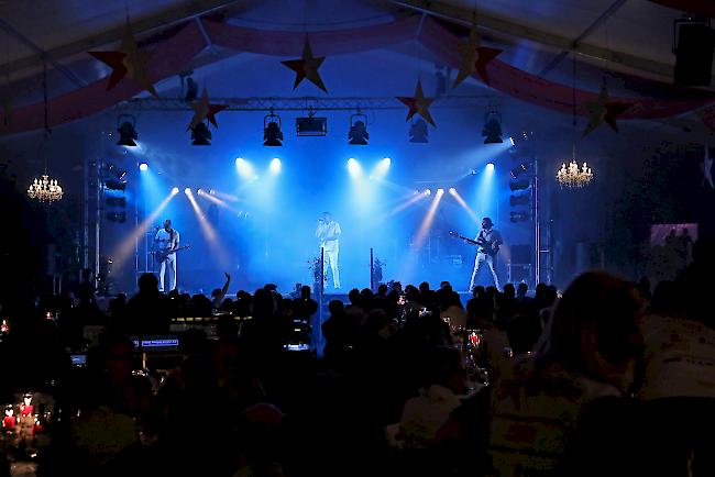 Am Freitagabend stand anlässlich der 26. Auflage des Kantonalen Musikfests in Naters der Gala-Abend auf dem Programm. Die erfolgreichste Schweizer Partyband «Sixties Club» kehrte für ein einmaliges Revival auf die Bühne zurück. 