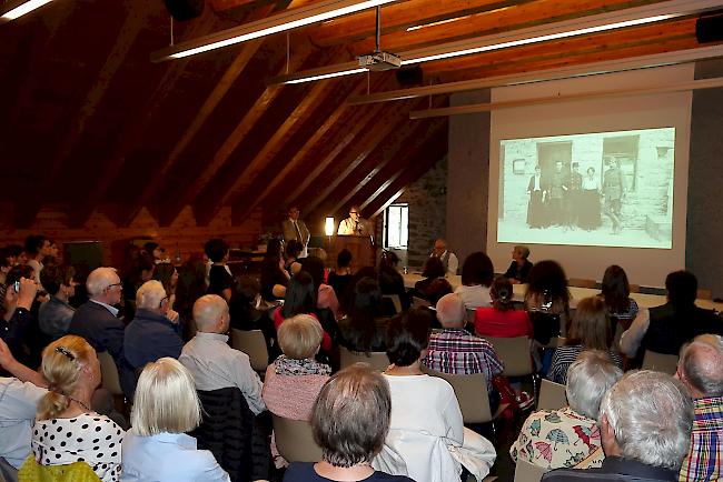 Grossaufmarsch im Stockalperturm von Gondo zur Präsentation der Neuauflage des Buchs Erinnerungen der Soldatenmutter Else Fischer.