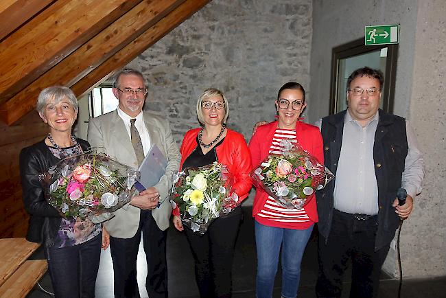 Gemeindepräsident Roland Squaratti (rechts) mit der Schulleitung vom Gymnasium Spezia aus Domo nach der gelungenen Buchvernissage.