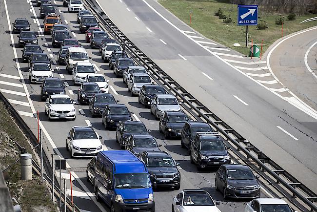 Am späteren Samstagvormittag war die Blechschlange zwischen Altdorf und dem Nordportal des Gotthardtunnels 18 Kilometer lang.