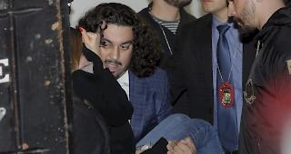 Trindade wird nach ihrer Aussage von ihrem Anwalt aus der Polizeiwache getragen.