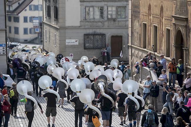 Um die 300 Sousaphon-Spieler aus der ganzen Schweiz haben sich am Samstag versammelt um zusammen eine Wanderung von Schwyz nach Brunnen zu unternehmen.