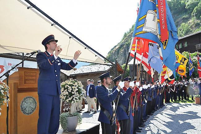 David Lochmatter von der MG Belalp Naters dirigierte das Gesamtspiel im Natischer Pfarrgarten