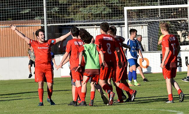 Nach dem Schlusspfiff feiert der FC Raron den Ligaerhalt, Naters II taucht zusammen mit Saint-Léonard in die 3. Liga.