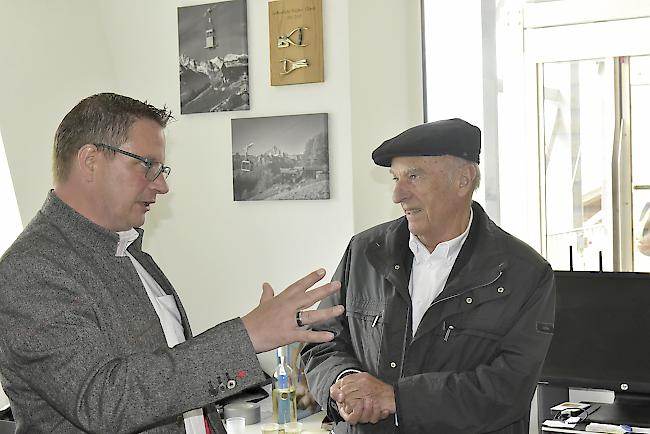 Hans-Rudolf Merz (rechts) liess sich von Gemeindepräsident Brigger die Bahnanlage in Staldenried erklären.