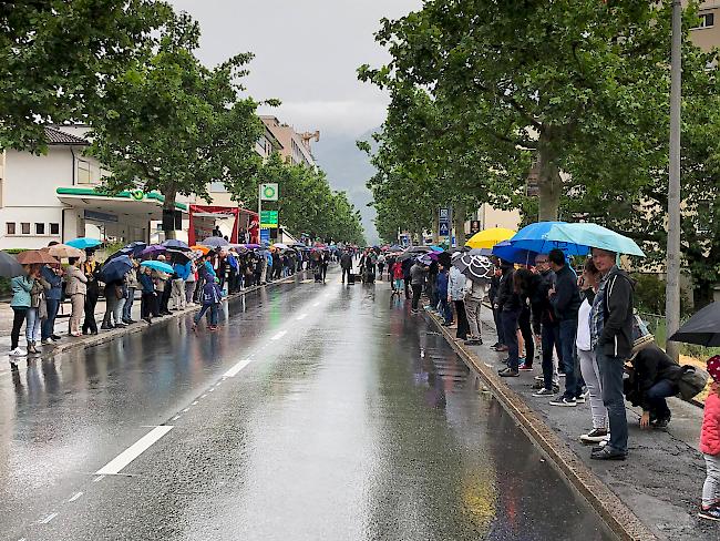 Trotz des unfreundlichen Wetters hat sich die Furkastrasse zum Marschmusik-Wettbewerb mit zahlreichen Besuchern gefüllt. 