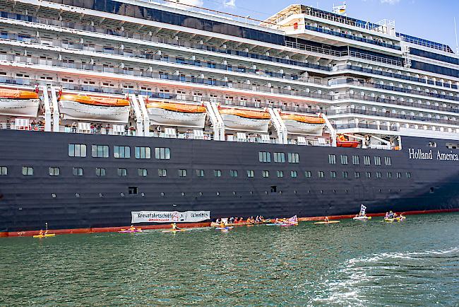 Nachdem ein Kreuzfahrtschiff von Umweltaktivisten im Hafen von Kiel blockiert wurde, konnte das Schiff erst mit knapp sechsstündiger Verspätung ablegen. 