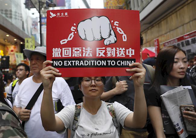 Nach der Grossdemonstration von rund einer Million Menschen in Hongkong gegen geplante Auslieferungen an China ist es in der Nacht zum Montag zu Ausschreitungen gekommen. Es gab Verletzte und Festnahmen.