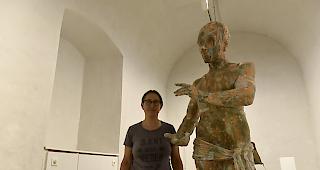 Maya und ihr &laquo;Narziss&raquo; in der KVO-Galerie &laquo;zur Matze&raquo;: Die &uuml;berlebensgrosse Figur beeindruckt.&nbsp; Foto wb