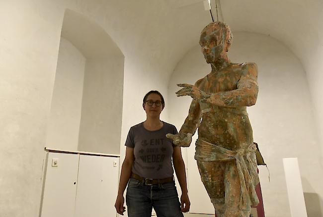 Maya und ihr «Narziss» in der KVO-Galerie «zur Matze»: Die überlebensgrosse Figur beeindruckt.  Foto wb
